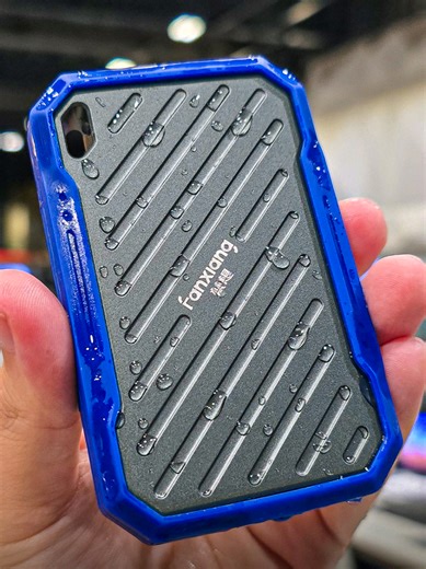 Este SSD es INDESTRUCTIBLE!? 👉 Es el FanXiang PS2100, un SSD TODO TERRENO! Resistente a 1800Kg de presión y certificación IP68, con velocidad de lectura de hasta 2000MB/s y 1800MB/s de escritura.