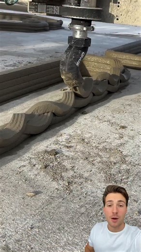 Flo | Genius Startup Ideas on Instagram: "🏠 Print homes in days 🙀💸 In the United States, one company is quietly changing construction by 3D printing entire houses 🖨️🇺🇸 They use a concrete 3D printer that builds foundations and load-bearing walls directly on site. What normally takes months is finished in under a week, with a small crew supervising the process. The walls are printed hollow, reinforced with steel, and insulated afterward. This makes the homes stronger, fire-resistant, and mo