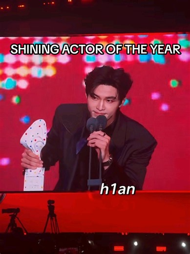 YEAYYY CONGRATZ HEYU🥳😍 Heyu meraih penghargaan Shining Actor of the Year / (Aktor Bersinar Tahun Ini) dari Harper's BAZAAR. 🦈: