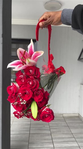 So don’t miss on getting these 20 stem roses 🥹 there is only one left . Ordering one will be R350 for any colour roses 🥰 will be sending more prices soon 😘#florist #purely_petals🌺 #JHB #Vaal