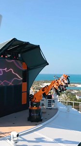 Hai mai ammirato l'oceano da una posizione da brivido come questa? 😄 Su #MSCSeascape scopri Robotron, il primo braccio robotico in mare! Vivi la tua esperienza adrenalinica prenotando qui 👉https://bit.ly/3iEEyTH Libera la tua voglia di scoperta! #UnMondoDiScoperte | MSC Crociere