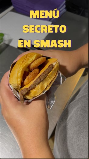 Smash By Foodverse on Instagram: "¿Menú Secreto en Smash? 🍔🤔 Cuando recien comenzábamos smash nos llego un pedido diferente. Un cliente pidió una peruvian con extra de cebollas caramelizadas y nació una joyita oculta. ¿Está en el menú? No. ¿La puedes pedir? Solo si sabes cómo. 👀 Esta Burger Week, atrévete a probar el lado secreto de Smash. 🔥 #BurgerWeek #MenuSecreto #hamburguesa"