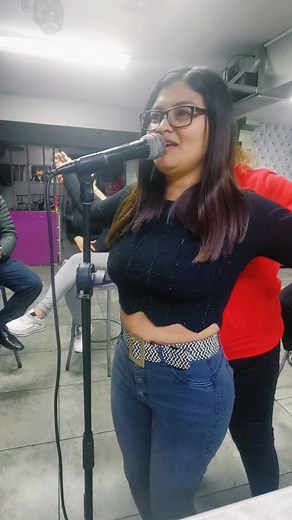 Aquí trabajando en una alumna que llegó sin cantar #escueladevoces #talleres #loscantantes #señormentira #coach #alumna #clasesdecanto #canto