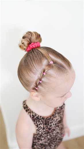 Kelsey Hinshaw on Instagram: "When is the last time you did a side pony?! I forget how cute they are 😍 Toddler scrunchies in our Etsy shop! 💕 #toddlerhairstyles #dancehairstyle #dancebun #toddlerhair #easyhairstyles #hairideas #dancehair #tumblinghair #messybun #utahmom #utahbrands #hairtutorial #viralhair #stylingcream #peinadosdeniñas Gymnastics hairstyle How to do girls hair How to do toddler hair"