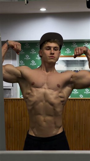 Flex & Gains – Showing Off Our Best Physique at The Gym - tommykrymer #aesthetic #fitness