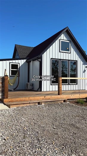 A cozy getaway is just 30 minutes away from Kansas City? What’re you waiting for?! 📍 Weston, Missouri #weekendgetaway #travelhacks #westonmo #luxurygetaway #farmhouse