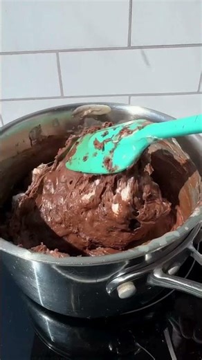 Carnation’s fudge recipe is famous for a reason & perfect to pass down to loved ones! ❤️🍫