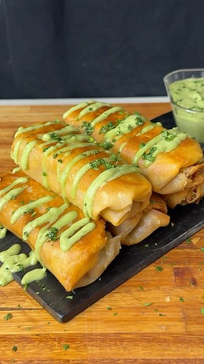 Ailin Tokman - Recetas Faciles ✨ on Instagram: "CHIMICHANGAS DE SALCHICHA 🇲🇽: Una receta Mexicana que ví y me dieron ganas de probar! 😮‍💨 • Soy amante de la comida Mexicana así que estoy constantemente probando nuevas recetas! Y todos sabemos que si estamos hablando de una receta mexicana, esta se hace con @tiarosaargentina ! Hoy me propuse hacer unas chimichangas, que son similares a unos burritos pero fritos. Se pueden hacer con carne, pollo, o salchichas, como estos que hice yo 😉 • INGRE