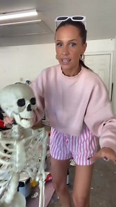 DIY Skeleton Decor for Halloween #halloween, #skeletondecor, #spookyseason, #diyhalloween, #halloweencrafts | Kristyn Cole