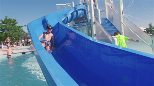 The Colonies at Williamsburg is your home base for making your own history in historic Virginia. The resort is adjacent to outlet shopping and seafood restaurants and is close to experiential colonial adventures, theme park thrills, and sites rich in maritime history. The property has a heated indoor pool, an outdoor pool with multiple interactive water features, an outdoor hot tub, tennis courts, barbecue grills, picnic tables, and a fitness center. The spacious one-, two-, and four-bedroom sui