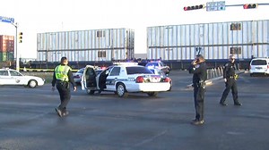 米軍パレード参加のトラックと列車が衝突 - CNN.co.jp