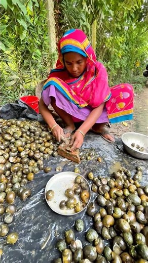 Breaking shells to prepare fish feed #foryouシ #reels