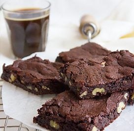 Chewy Gooey Fudge Brownies (Eggless!)