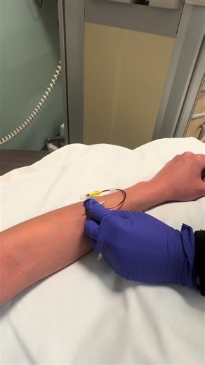 Tips and tricks for inserting an IV 💉🩸👩🏻‍⚕️ #piv #intravenous #nursesoftiktok #oncologynurse #infusion #outpatientnursing #bloodwork #insertinganiv #nurselife #veins