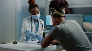 処方箋の署名を患者に求める医師。医療検査の後、健康診断の書類に署名する女性。個人の署名ファイル