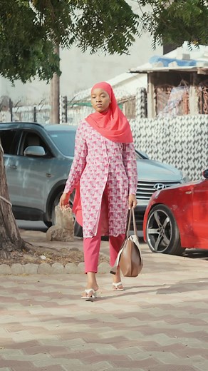 Jeux de dames : Aziz protège Marianne avec amour