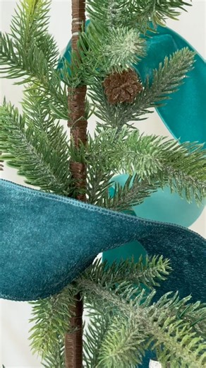 Santa's loading his sleigh, but there's still time to shop for the perfect gift! 🎄 Can’t make it in-store? No problem! Treat yourself or a loved one this holiday season and shop online via the link in our bio. | Magnolia Dermatology