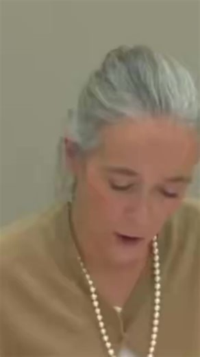 🚨🇫🇷 𝗔𝗟𝗘𝗥𝗧𝗘 𝗜𝗡𝗙𝗢 — Delphine Ernotte, auditionnée par la commission de la culture du Sénat, a PRIS la DÉFENSE de Patrick Cohen, a VISÉ Pascal Praud et a MENTI à son sujet. À propos de la vidéo montrant Patrick Cohen en compagnie du journaliste Thomas Legrand et de CADRES DU PS, dans une discussion visant à faire ÉLIRE Raphaël Glucksmann et faire PERDRE Rachida Dati, elle déclare que Patrick Cohen « ne dit rien », le DÉDOUANANT totalement. Pour justifier son propos, elle prend en exemp