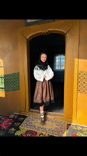 O bucurie pentru mine, ca am reusit sa filmez la Biserica din satul Costișa, comuna Frătăuții Noi. O biserică veche, cu istoric, ridicată in 1823 . Am ales să port un costum popular cu o poveste la fel de veche.Baticul are aproximativ 60 de ani, cămașa are aproape 80 de ani, iar fusta are și ea peste 60–80 de ani. Practic, port pe mine peste două sute de ani de istorie, adunați în aceste piese care au trecut prin generații. Cred că autenticitatea vine din lucrurile simple și adevărate: din locur