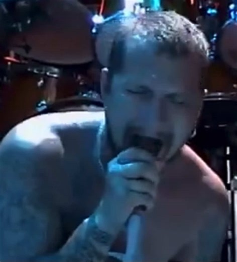 //Flaw performing “Whole” on August, 4th, 2002 during “Ozzfest 2002” at the “Blossom Music Center” in Cuyahoga Falls, Ohio!// #flaw #flawband #chrisvolz #lancearny #numetal