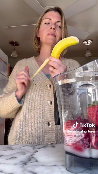 ✨Bell Pepper Smoothie ✨ Have you ever tried adding a red, yellow, orange bell pepper to a smoothie? Different, maybe…but a smoothie shop I loved when I lived in Souther California used to make a smoothie with bell pepper and it was 🤯. The natural sweetness of the bell pepper goes beautifully with berries and some banana or mango. Plus, bell peppers have oodles of vitamin C! And this beautiful 💓 smoothie is perfect for someone who is green smoothie adverse or just as a tasty switch up! Find the