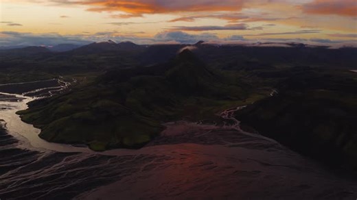 Vista aérea del volcán Maelifell y el paisaje islandés al atardecer