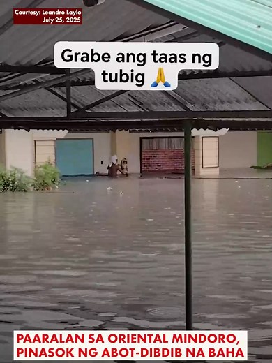 PAARALANG LUBOG SA BAHA Abot-dibdib ang baha sa loob ng San Agustin National High School sa Naujan, Oriental Mindoro. Sa kabila niyan, sinikap ng mga guro at ilang volunteer na maisalba ang mga gamit sa paaralan. Ayon sa DOST-PAGASA, nakalabas na ng Philippine Area of Responsibility ang bagyong #EmongPH. | Margie Valdez