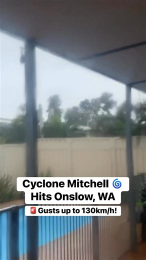 🚨 winds gusting to 130kmh in Onslow as cyclone Mitchell bears down. Video not for media use, from Anthony. | CyclonesOZ