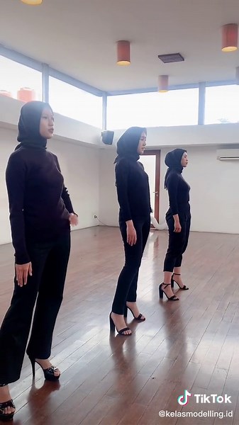 Catwalk with Heels | Modeling School Photoshoot Session