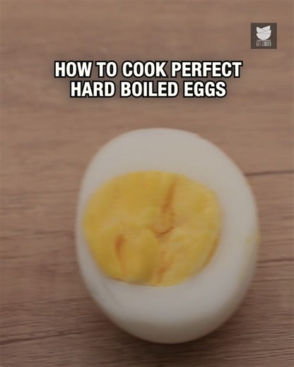 🥚 From soft to fully set, learn the stages of boiling eggs perfectly every single time — a basic cooking skill everyone should master! 👌🔥 Host: Varun Inamdar Ingredients: 12 Eggs Water Salt Copyrights: REPL #GetCurried #HardBoiledEggs #BasicCooking #KitchenTips | Get Curried