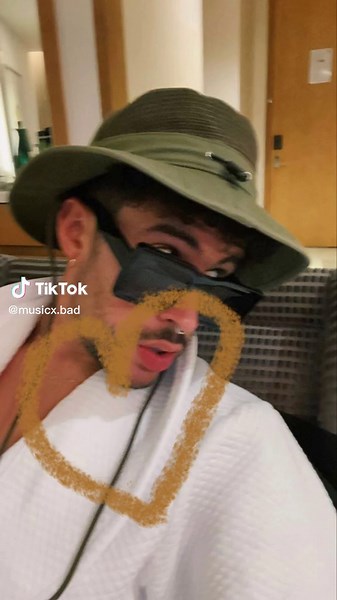 Soltera - Bad bunny #soltera #dejalavolarcomodeciatito #laleonanotapuestapagatito #badbunnypr #badbunny #solteraremix #lentejas #parati #ysintilevabonito