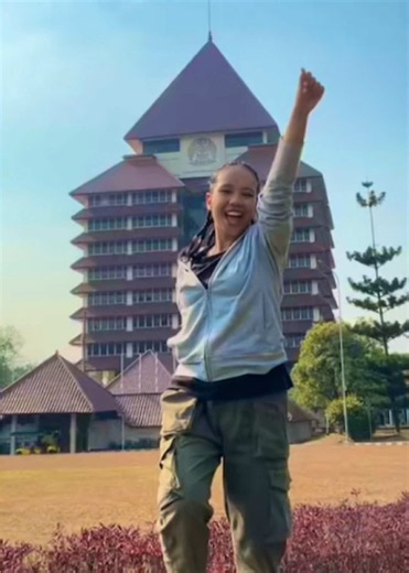 A little UI Like Me moment 💃💙✨ Ikutan challenge-nya PILAR IKM UI 2026! #PilarIKMUI2026 #UILikeMe #JaketKuning #ArkaMakara26 #DanceChallengePilarUI @PILAR IKM UI @T y a