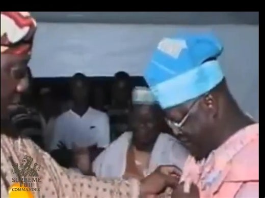 In this live play, the deep and unquantifiable love between Alhaja Abibat Mogaji and Dr. Sikiru Ayinde Barrister is beautifully portrayed, showing the genuine affection they share. Barrister passionately prophesies Governor Tinubu’s rise to become the President of Nigeria, a moment filled with hope and destiny. The legendary Mr. Fuji delivers a wonderful, soulful performance that electrifies the audience, adding to the emotional intensity of the scene. The atmosphere is filled with respect, admi