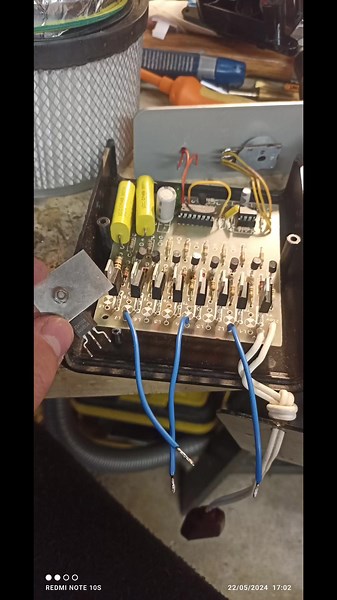 réparation jeu de lumière chenillard remplace de 8 triac   préparation avec 8 pont de diode pour passage en led TEST de fonctionnement OK #jeudelumiere #pourtoi #réparation #électronique #test