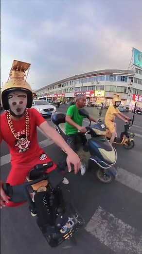 Successfully made the older brother laugh at the traffic light intersection #eye-catching bag