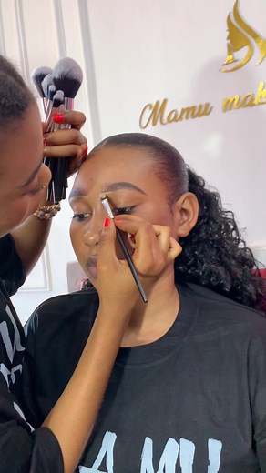 Mafunzo ya Makeup na Vifaa kwa Bei Nafuu