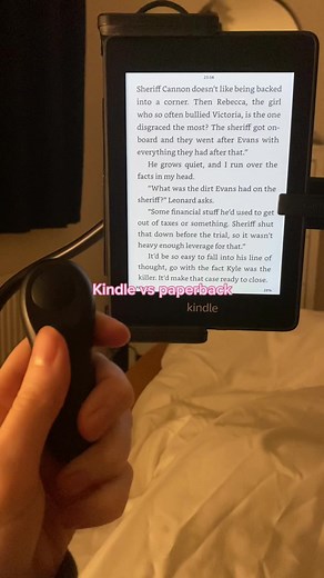 He keeps complaining that he can’t read bc his hands are cold but refuses to partake in my genius 🙄 #booktok #booktokuk #romancesreader #darkromancebooks #bookshanreads #kindlepaperwhite #kindleaccessories #kindlepageturner #kindleunlimited