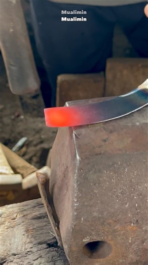 the process of folding a rubber tapping knife #blacksmithindonesia #traditional #anvil