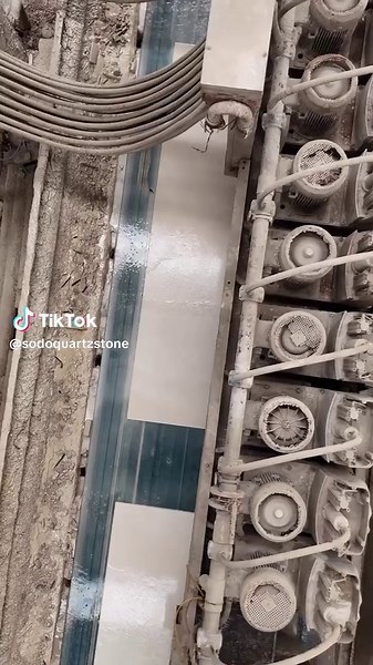 Quartz surfaces bring luxurious design and effortless functionality to your kitchen, combining beauty with resilience. #QuartzStone #KitchenInspo #InteriorTrends #modernelegance #countertopkingdom #interiordesign #quartzstonefactory