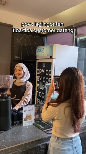 Canggung Saat Membuat Konten di Coffee Shop