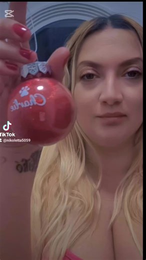 68 darab karácsonyfadíszt készítettem egy kutyanapközinek! 🎄🐶 Minden díszen egy kis tappancs és a kedvenc kutyus neve van – teljesen egyedi darabok. 💖 Ahogy jöttek a nevek… teljesen beleszerettem! Happy, Mázli, Charli, Süti, Zserbó – mind annyira különleges! ✨ Műanyagból készültek, így nem törnek el, és a csillámportól ragyognak. Nagyon hálás vagyok minden rendelésért, hogy én készíthetem el sok ember ajándékait. Ha te is szeretnél egy saját, neves gömböt, írj bátran – még fel tudok venni ren