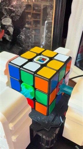A robot solves a Rubik’s cube in seconds #puzzle #puzzlegame | Paul R