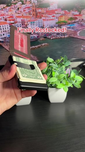 Compact Wallet: Stylish and Space-Saving Design