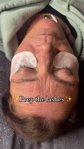 ✨ LASH LIFT STEP BY STEP ✨ I always get questions on how I perform my lash lifts & tints and thought I’d do a step by step on how they are done. Sometimes they might seem scary because you’re having your eyes shut for a while but the results are well worth the wait! I use @lashbase_uk they give the best results and I also trained in using this product. You can wear makeup with a lash lift which is also a bonus and there less maintenance with this treatment the only maintenance is to give good af