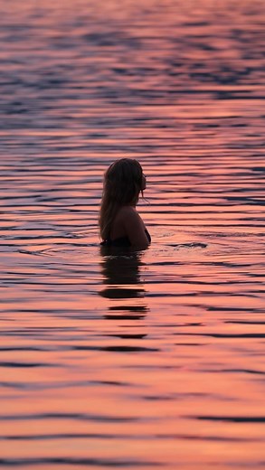 Julia Thompson on Instagram: "5 incredible experiences to have this summer in Wisconsin! @travelwisconsin #TravelWI ( ad ) Kayak the Kickapoo River. A stunning river that flows through the Kickapoo Valley, and a beautiful place to relax on a Kayak and slowly meander through forests and sandstone cliffs. Explore the gorges at Pewits Nest and Parfreys Glen. These trails show stunning displays of greenery and many swimming holes and waterfalls to cool down in. Swim in Devils Lake at sunset. The per