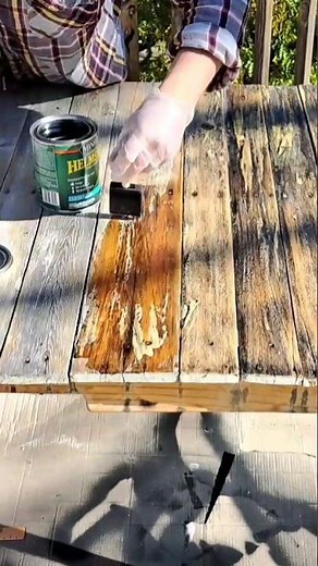 DIY Outdoor Pallet Wood Table Refinish #diy #palletfurniture #palletwood #restoration #woodworking