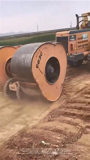 Roller rolling + hammer tamping, compacting the foundation at the same time!
