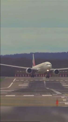 Emirates 777 Crosswind Landing
