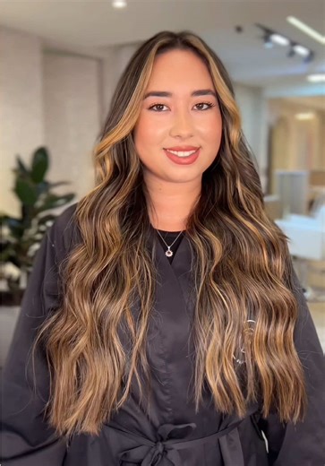 Balayage Caramelo Dorado: Técnica de Iluminación Natural