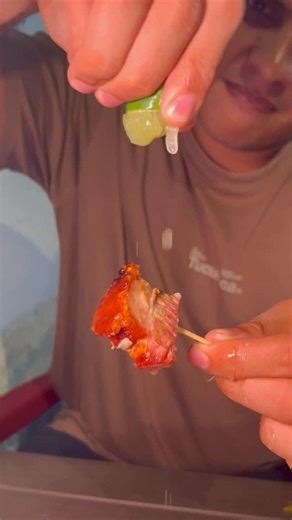 Mateo Perez - Matiucocina on Instagram: "Los propios chicharrones craki craki en Santa Marta. Un viejo conocido por acá los pelaos de @crunchy_pig Dirección: Carrera 24 # 11a 40 Domis: 3217719536 Horarios: Vie y Sab 5:30pm/10:30pm Dom y LunFes 5:00pm/10:00pm #chicharron #santamarta #colombia #foodie"